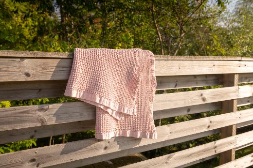 Roze handdoek in wafelstructuur van Kirami FinVision-Experience
