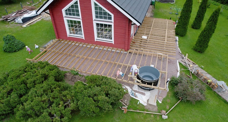 Kirami paljun loppusijoituspaikka terassille