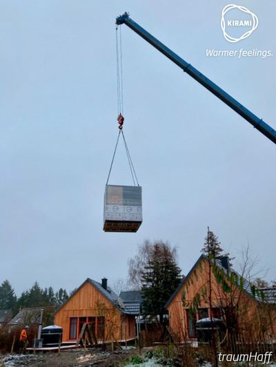 Franken Spa | Vliegende buitensauna - met een kraan staat de module zo op z’n plek, ook op moeilijk bereikbare plaatsen zoals achter gebouwen | Kirami buitensauna’s