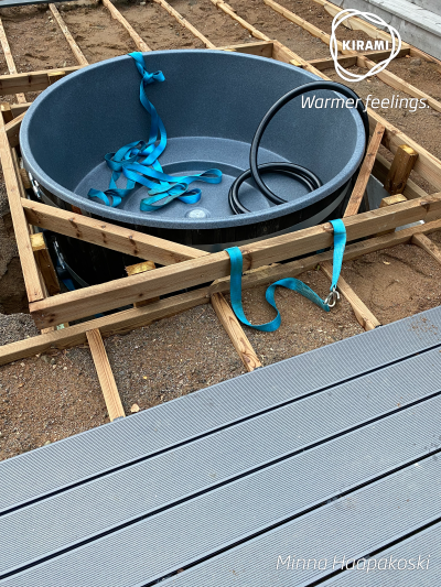 Minna Haapakoski | Zorg voor voldoende ruimte op de patio rond je hottub, zodat je voeten schoon blijven op weg naar de hottub | Kirami