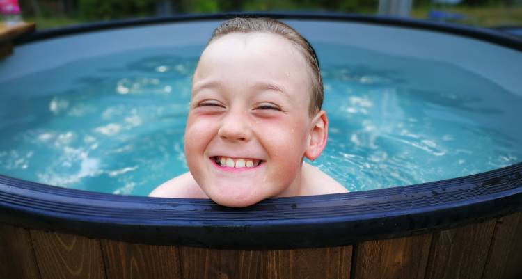 8-jarige spaarde zelf het geld bij elkaar voor een hottub | Kirami | Warmer feelings