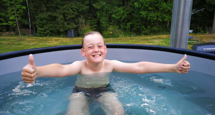 8-jarige spaarde zelf het geld bij elkaar voor een hottub | Kirami | Warmer feelings