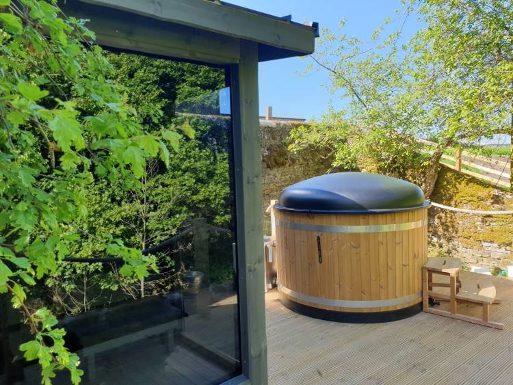 Foto: Wood Fired Hot Tubs by The Log Company | Sauna en hottub zijn een onverslaanbare combinatie | Kirami