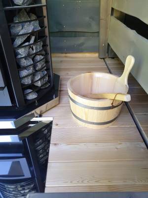 Foto: Wood Fired Hot Tubs by The Log Company | In de sauna mag je water op de hete stenen gooien | Kirami