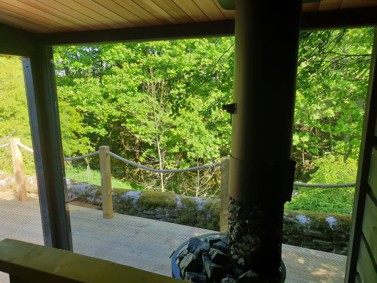 Het panoramaraam reinigt u met raamwasmateriaal en -middelen  | Kirami FinVision -sauna