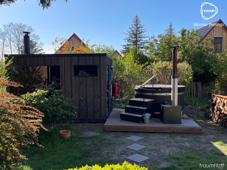 TraumHaffin | Met de juiste indeling is er zelfs op een klein stuk grond plaats voor een sauna en hottub. | Kirami buitensauna en hottub