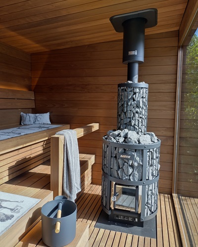 Een goede dag start met een Italiaanse koffie en eindigt met een sauna in de tuin!