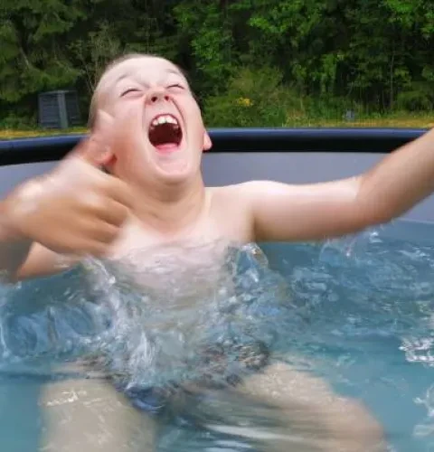 8-jarige spaarde zelf het geld bij elkaar voor een hottub | Kirami | Warmer feelings