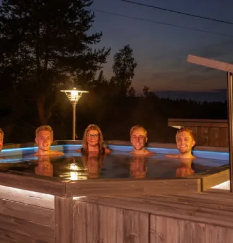 Zowel een sauna als een hottub in de tuin gezet | Kirami