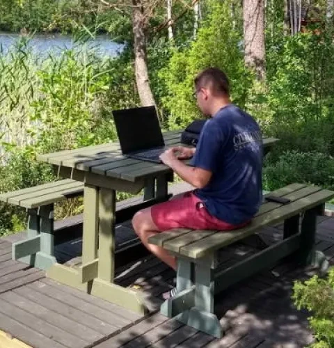 Van zijn ”zomerhuiskantoor” in de Finse bossen houdt de blogger nog meer dan van zijn kantoor thuis | Kirami