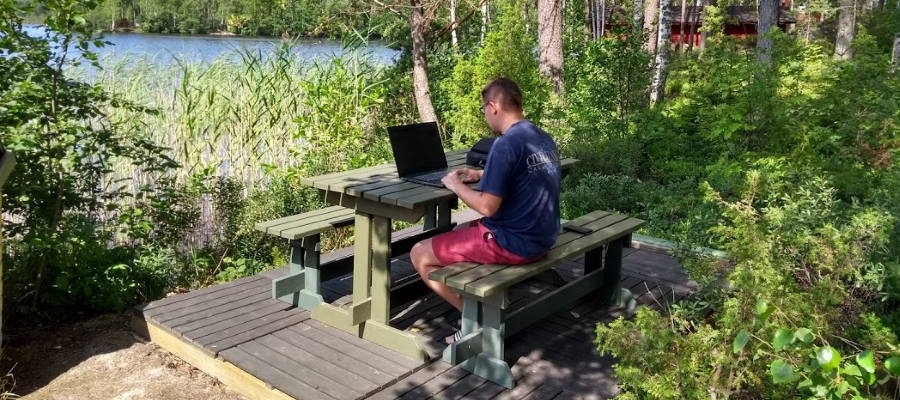 Van zijn ”zomerhuiskantoor” in de Finse bossen houdt de blogger nog meer dan van zijn kantoor thuis | Kirami
