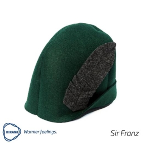 Kirami Tubhat Sir Franz - Een groen Tiroler-hoedje met een grijze veer.