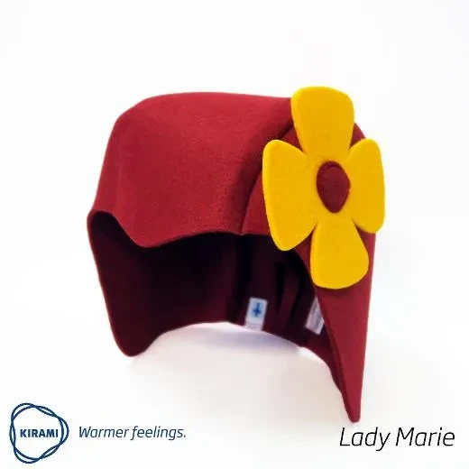 Kirami Tubhat Lady Marie - Een helderrode saunamuts met gele bloem erop.