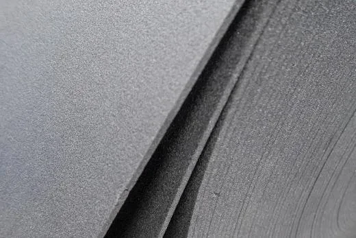 Extra isolatie tussen het kunststof binnenbad en de afwerkpanelen.