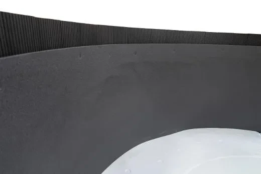 Extra isolatie tussen het kunststof binnenbad en de afwerkpanelen.