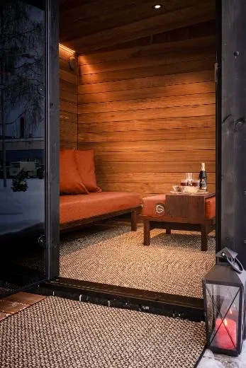 Heerlijke momenten met Kirami FinVision® -loungebank en rust met je benen op de hocker