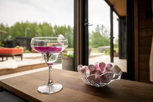 Dankzij de grote ramen in de lounge is de natuur altijd dichtbij | Kirami FinVision® -lounge M Misty