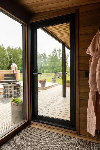 Door de grote ramen in de woonkamer kom je in contact met de natuur | Kirami FinVision® -lounge M Misty