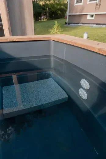 Het bankje blijft stevig op zijn plaats op de bodem van de Premium NordicIce S tub.