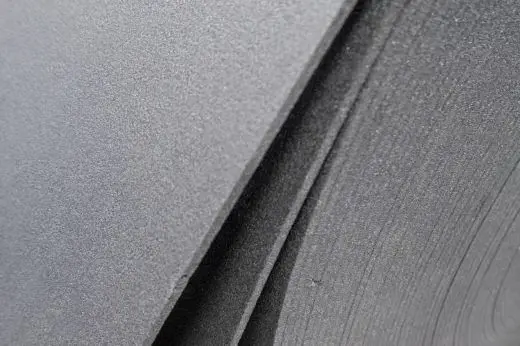 Extra isolatie tussen het kunststof binnenbad en de afwerkpanelen.