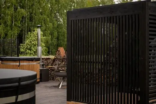 Met het Kirami FinVision® -schuttingscherm creëer je een afgescheiden ruimte in je tuin.