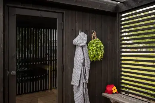 De Kirami FinVision® pergola M Misty past perfect bij het M schuttingscherm.