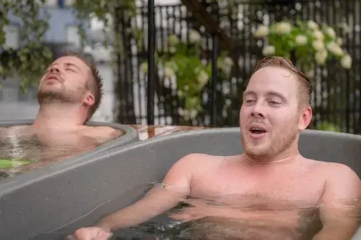Twinny ruimtebesparende hottub met kleine watercapaciteit.